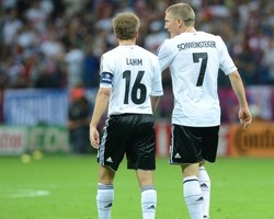 Schweinsteiger & Lahm Redam Kekhawatiran Terkait Kondisi Mereka