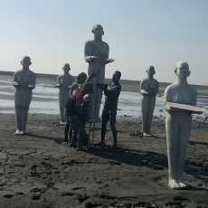 Jelang Peringati Semburan Lumpur Lapindo, Ratusan Patung Dibawa ke Bibir Tanggul