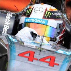 Hamilton Sempat Membalap Hanya dengan Satu Mata