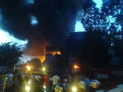 Api yang Membakar Pabrik Kayu di Tangerang Belum Padam, Lalin Macet