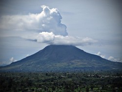 Cantiknya Gunung Sinabung dari Berastagi