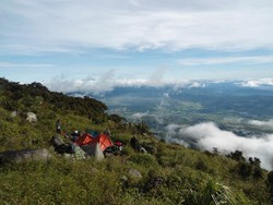 Libur Panjang Beda, Mendaki Gunung Marapi di Sumbar