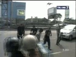 Evakuasi Pemotor Diserempet Mobil Berlangsung Dramatis