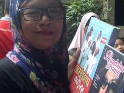 Bunda Iffet Berikan 2 Buku Biografi Slank untuk Istri Jokowi