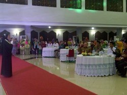 Dorce Gamalama Doakan Jokowi Jadi Presiden di Acara Mukernas Muslimat NU