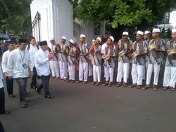 Hadiri Isra Miraj di Al Azhar, Marawis dan Kalungan Sorban Sambut Hatta