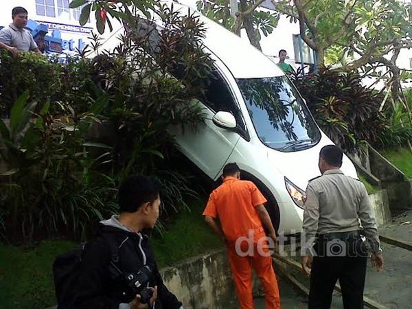 Salah Injak Pedal, Honda CR-V Nyungsep Saat Pakir