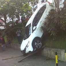 Salah Injak Pedal, Honda CR-V Nyungsep Saat Parkir