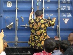 Ugh! Cek Beras di Pasar Induk Cipinang, Jokowi Panjat Kontainer