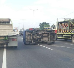 Mobil Box Terguling di KM 11, Tol Jakarta-Cikampek Macet