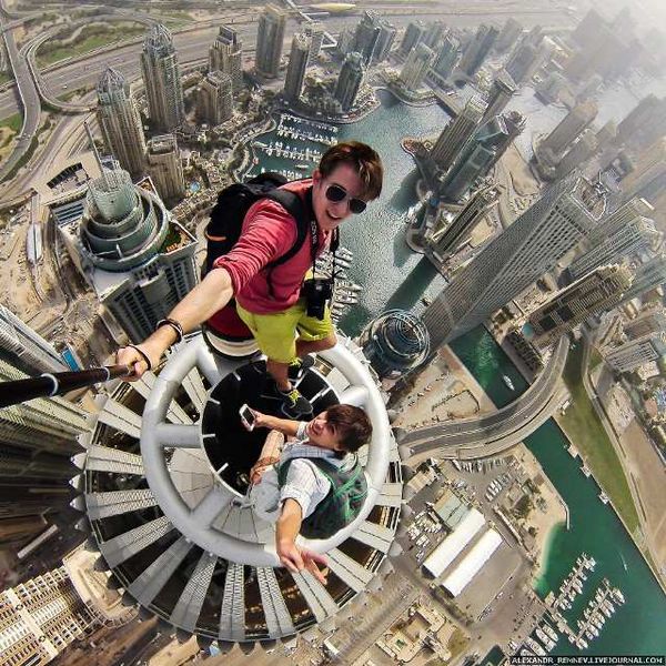 Aihh... Narsis Pakai Tongsis yang Bikin Merinding