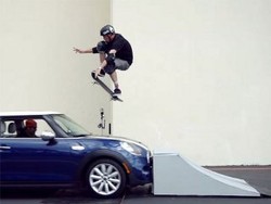 Tony Hawk Sukses Taklukan MINI Cooper