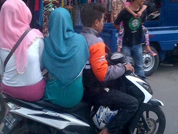 Mepet Bertiga di Motor