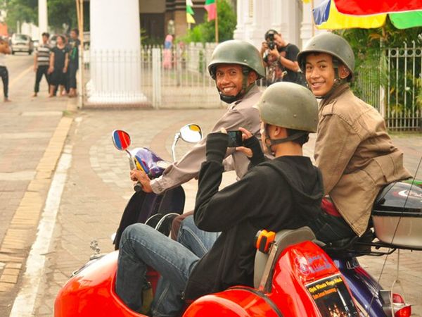 Ojek Vespa dengan Helm