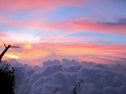 Sunset Maha Dahsyat di Puncak Merbabu