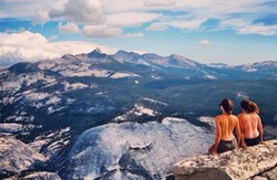 Gaya Topless, Inikah Foto Traveling Paling Kontroversial?