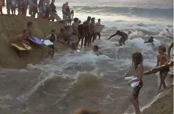 Anehnya Orang Hawaii, Keruk Pantai untuk Main Surfing
