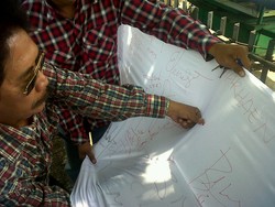 Relawan Berbaju Kotak-kotak Cap Jempol Darah Dukung Jokowi-JK