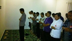JK Tampilkan Foto Jokowi Jadi Imam Salat Magrib