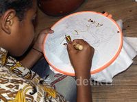 Anak-anak Papua Belajar Membatik