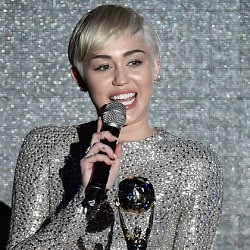 Miley Cyrus Raih World Music Awards Pertama