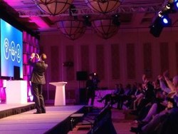 Kala Bos Cisco Berjoget & Selfie di Atas Panggung