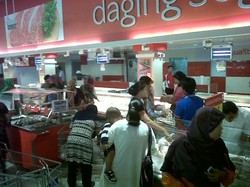 Carrefour Sebar 20.000 Ekor Ayam Murah di Midnight Sale