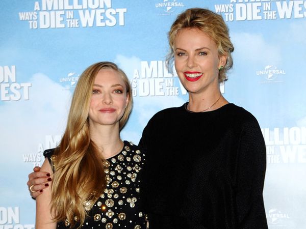 Gaya Simple Charlize Theron dan Amanda Seyfried