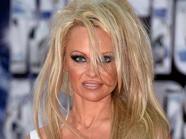 Messy Hair Ala Pamela Anderson, Yay or Nay?