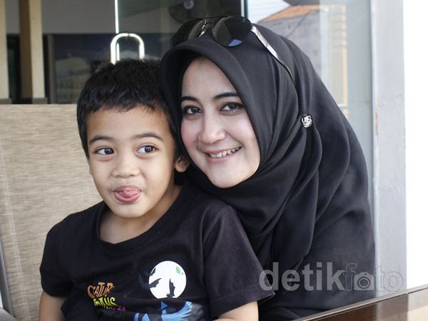 Pipik Ajak Anak Syuting Haji Backpacker