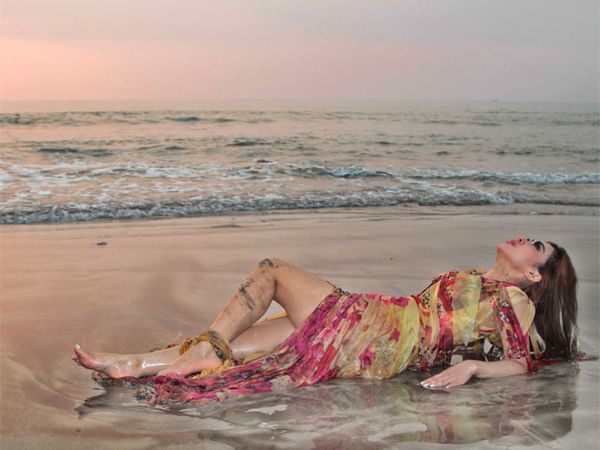 Pose Seksi Syahrini di Pantai