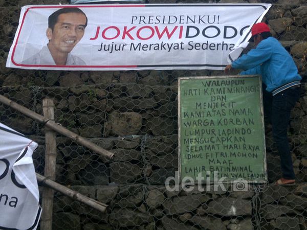 Spanduk Jokowi Hiasi Tanggul Lumpur Lapindo