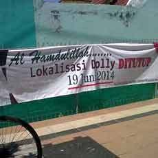 Spanduk Dukungan Dolly Ditutup Bertebaran di Surabaya