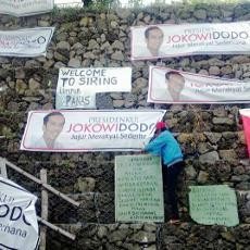 Spanduk Presidenku JokoWidodo Hiasi Tanggul Lumpur Lapindo