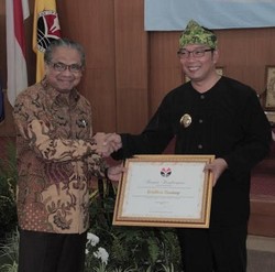 Ridwan Kamil Raih Penghargaan Reformasi Pendidikan dari UPI