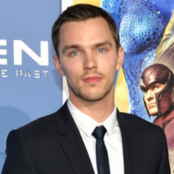 Nicholas Hoult Pernah Nyaris Kehilangan Nyawa di Lokasi Syuting