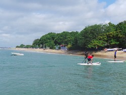 Begini Serunya Stand Up Paddle di Pantai Sanur, Bali