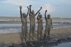 Datangi Korban Lapindo, Jokowi Terima Lumpur dari Warga