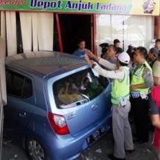 Salah Injak Pedal Gas, Ayla Seruduk Depot di Situbondo