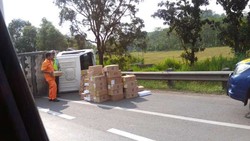Truk Pengangkut Kardus Terguling di Tol Cikampek Km 41, Macet 3 Km
