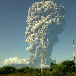 Ini Penampakan Abu Tebal dari Letusan Gunung Sangiang di Bima