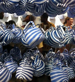 Cerek Motif Zebra Dipamerkan Seniman Batak di Kamerun