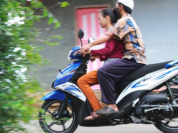 Belajar Naik Motor, Helmnya di Mana Ya?