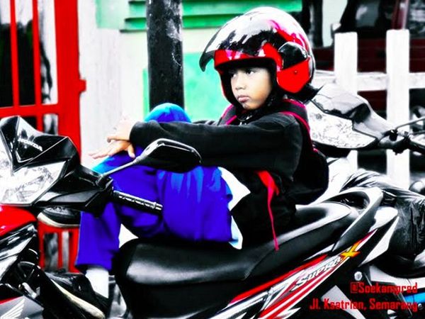 Pakai Helm Sedari Kecil