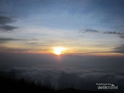 Gunung Guntur, Trek Dahsyat dan Sunrise Cantik