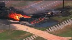 Truk Tanker BBM Tabrakan dan Meledak, Jalan Tol Ditutup