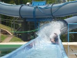 Gila! Seluncuran Air Berputar Balik Ala Roller Coaster