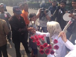 Deklarasi Dukung Jokowi-JK, Gema JKW4P7 Bagi-bagi Bunga di Depan RSCM