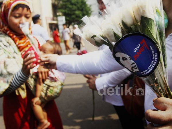 Relawan Jokowi Bagikan Bunga di RSCM