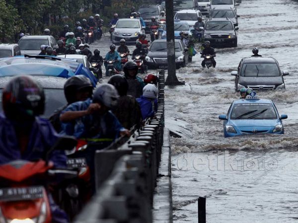 Banjir Rendam Jalan Gerbang Pemuda Senayan